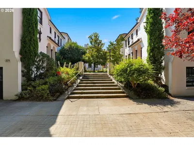Condominium at 2250 NE Flanders St 1, Portland, OR 97232