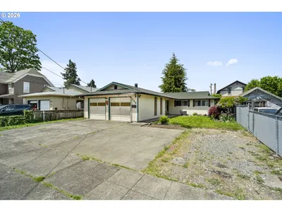 Home at 160 W Berkeley St, Gladstone, OR 97027