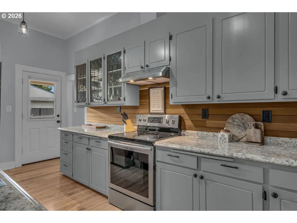242 N 3rd St, Woodburn, OR 97071 — photograph 11