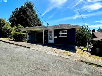 Home at 20 Skyline Pl, Astoria, OR 97103