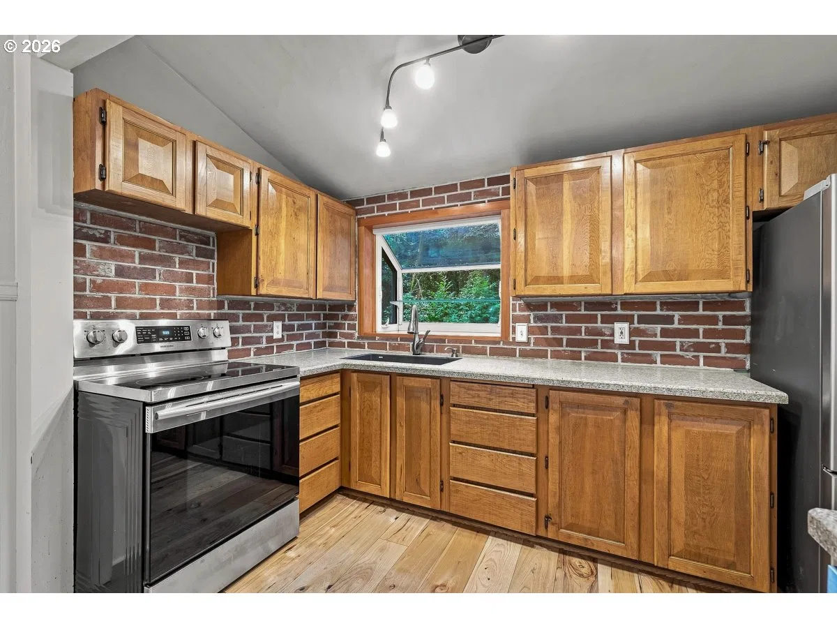 5753 SW Vermont St, Portland, OR 97219 — photograph 15