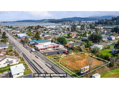 Home at 2515 Broadway Ave, North Bend, OR 97459
