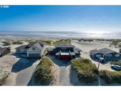 Home at 118 NW Oceania Dr, Waldport, OR 97394