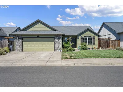 Home at 1373 Creswood Dr, Creswell, OR 97426 (Pending)