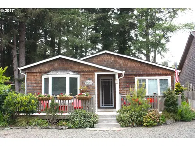 572 N Hemlock St, Cannon Beach, OR 97110 — photograph 1