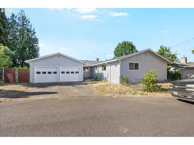 Home at 1564 NW Spray Ct, Roseburg, OR 97471