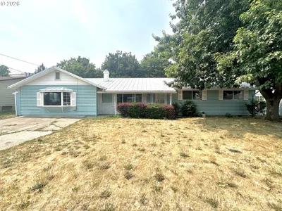 Home at 404 1st St, La Grande, OR 97850