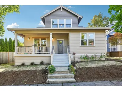 Home at 1116 Taylor St, Oregon City, OR 97045