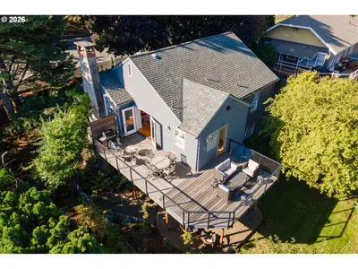 Home at 1016 Oak St, Hood River, OR 97031