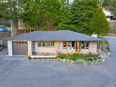 Home at 929 Old County Rd, Brookings, OR 97415