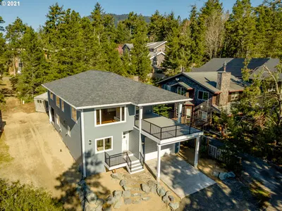 811 Oak St, Manzanita, OR 97130 — photograph 1