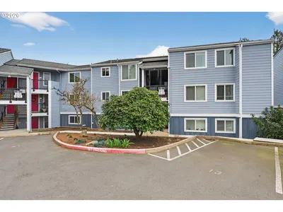 Condominium at 47 Eagle Crest Dr 13, Lake Oswego, OR 97035
