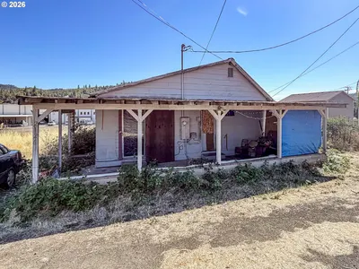 Home at 2126 NE Commercial Ave, Roseburg, OR 97470