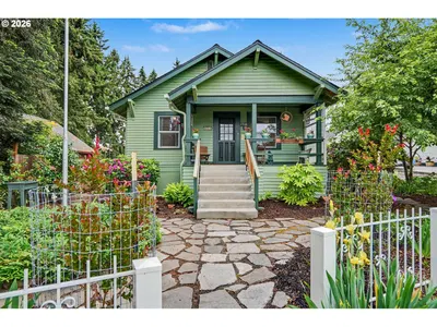 Home at 824 Chadwick St, Silverton, OR 97381