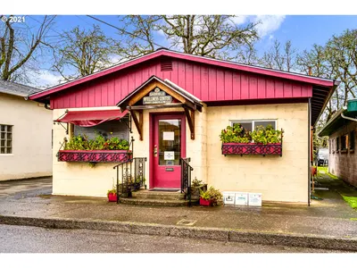 Home at 502 E Whiteaker Ave, Cottage Grove, OR 97424