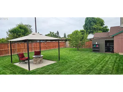 Home at 680 S 5th St, Harrisburg, OR 97446