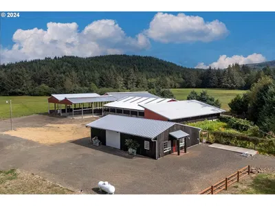 Home at 17805 Highway 101 S, Tillamook, OR 97141