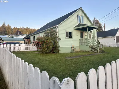 Home at 1715 20th St, Myrtle Point, OR 97458 (Pending)