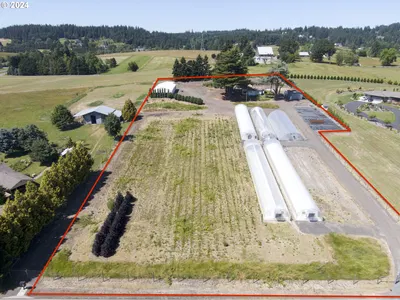 Home at 6205 SW Briar Patch Ln, Wilsonville, OR 97070 (Pending)