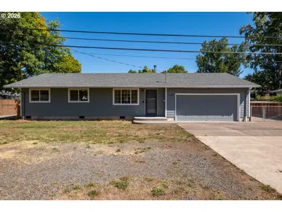 Home at 1423 32nd Ave, Albany, OR 97322 (Pending)
