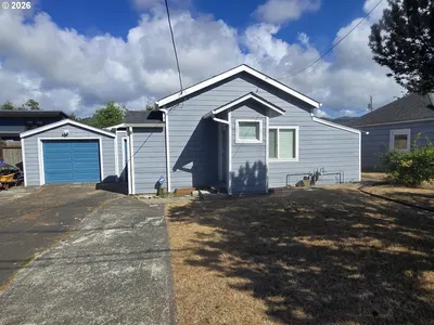 Home at 425 S Lincoln St, Seaside, OR 97138