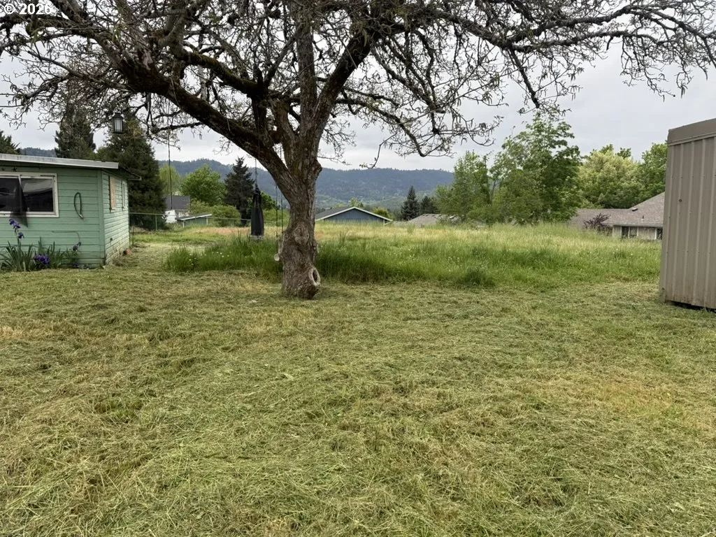 1420 NW Grove St, Roseburg, OR 97471 — photograph 15