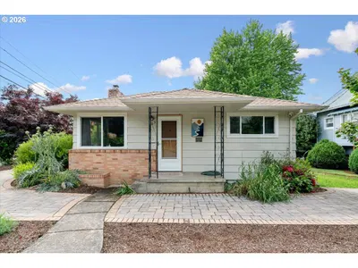 Home at 303 Mill St, Silverton, OR 97381
