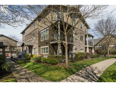 Condominium at 654 NE Garswood Ln, Hillsboro, OR 97006