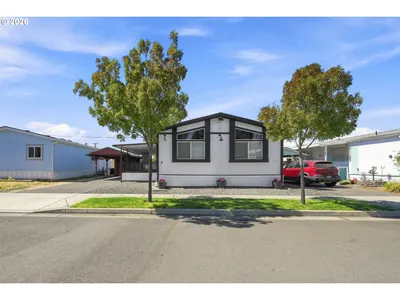 Home at 5 Manor Loop, Roseburg, OR 97471 (Pending)