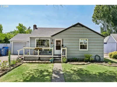 Home at 1915 23rd St NE, Salem, OR 97301