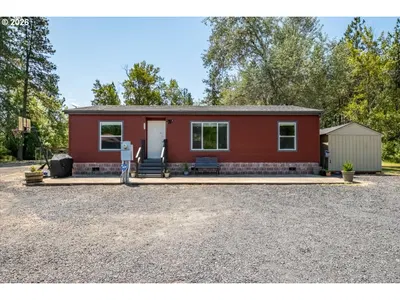 Home at 29727 Santiam Terrace Rd, Lebanon, OR 97355