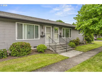 Home at 733 Delaware St, Longview, Wa 98632