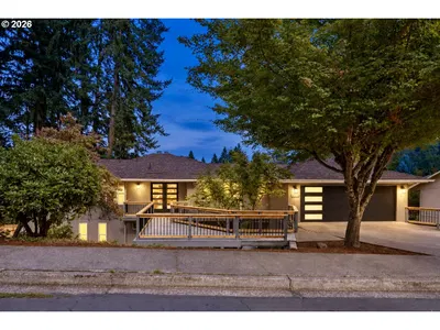 Home at 2355 Panorama Dr, Eugene, OR 97405