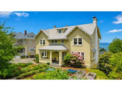 Home at 1684 Irving Ave, Astoria, OR 97103