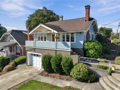 Home at 301 S 2nd St, St. Helens, OR 97051