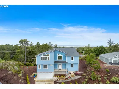 Home at 11 White Tail Ct, Florence, OR 97439