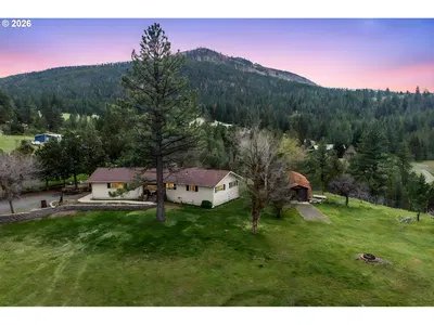 Home at 312 Edgewood Dr, Canyon City, OR 97820