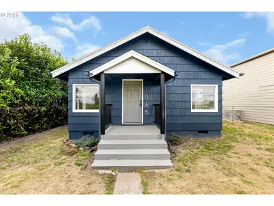 Home at 1065 7th Ave, Longview, Wa 98632