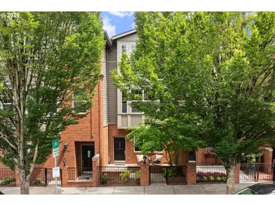 Condominium at 1526 NW 24th Ave, Portland, OR 97210