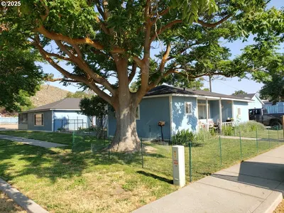 Home at 205 W Adams St, Huntington, OR 97907