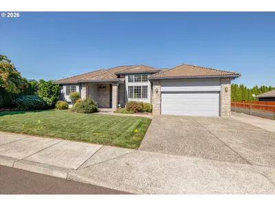 Home at 1110 NE 15th Ave, Canby, OR 97013