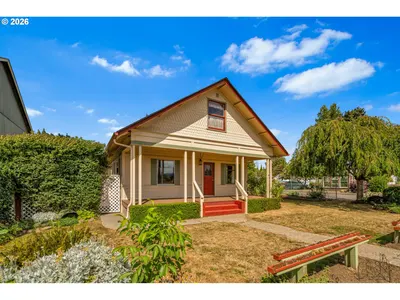 Home at 1235 C St, Washougal, Wa 98671