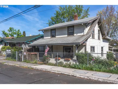 Home at 1111 E 9th St, The Dalles, OR 97058