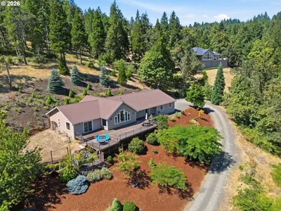 Home at 35885 Ellington Dr, Springfield, OR 97478 (Pending)