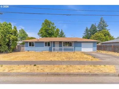 Home at 1535 W Oak St, Lebanon, OR 97355