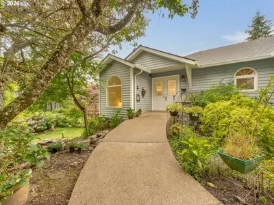 Home at 26423 S Beavercreek Rd, Beavercreek, OR 97004