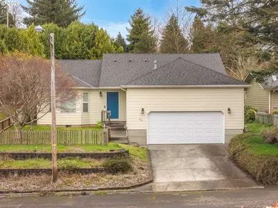 Home at 320 South St, Astoria, OR 97103