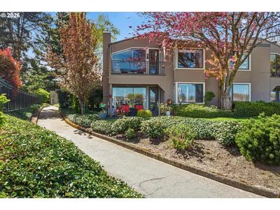 Condominium at 401 N Tomahawk Island Dr 18, Portland, OR 97217 (Pending)