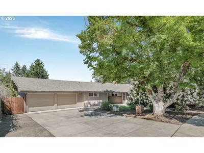 Home at 2225 W 28th Ave, Eugene, OR 97405