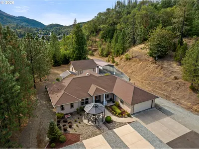 Home at 200 Eagle Ridge Dr, Canyonville, OR 97417